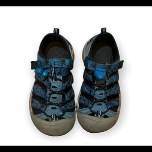 Keens boy Sandler size 12 waterproof washable blue